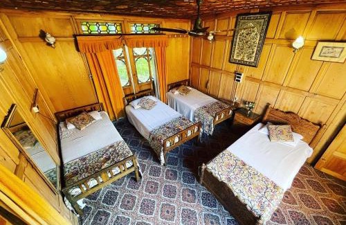 Srinagar Boat Rental | The Shelter Group of Houseboats & Tour organiser