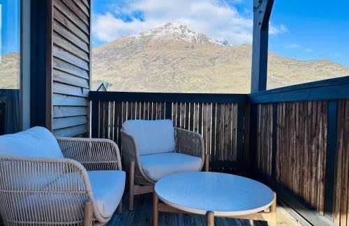 Lower Shotover House | The Shotover Barn -Mountain View Retreat- 13 guests