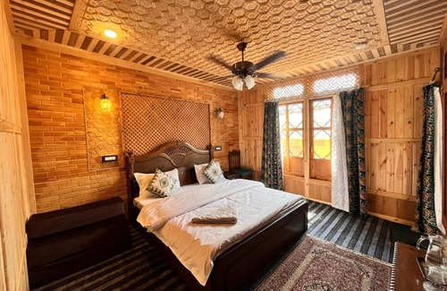 Dal Lake Boat Rental | The Showkat group of houseboats