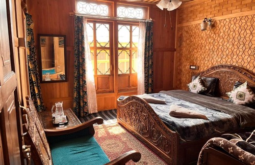 Dal Lake Boat Rental | The Showkat group of houseboats
