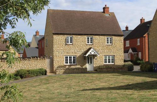 Silverstone House | The Silverstone House. Comfort, Convenience and no hassle at the doorstep of Silverstone Race Circuit.