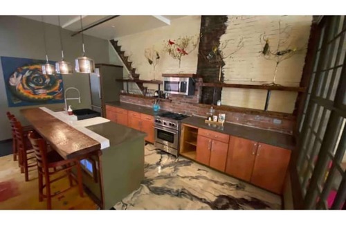 Central Northside Apartment | "The Spa Room" Renovated Flashlight Factory