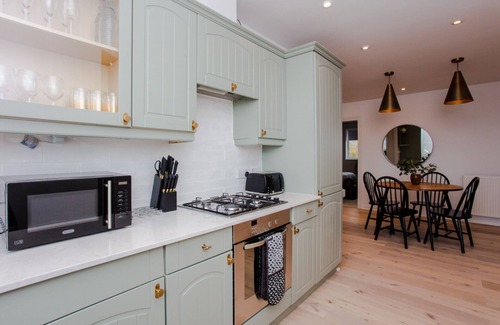 Coppetts Apartment | The Sparkford Gardens - Lovely 2BDR with Balcony
