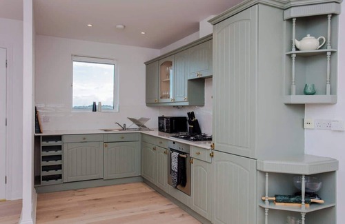 Coppetts Apartment | The Sparkford Gardens - Lovely 2BDR with Balcony
