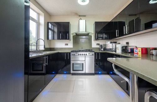 Worcester House | The Spetchley- 5 Bedroom, 10 Guests , Private Parking