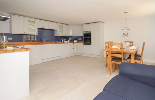 Burton Bradstock Cottage | THE STABLES, BURTON BRADSTOCK, family friendly in Burton Bradstock