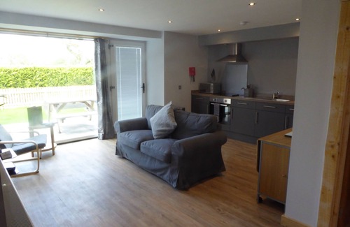 Arden Apartment | The Stables Lower Cottage 6 (Auchendennan) - sleeps 2 guests in 1 bedroom
