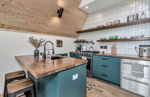 Swannanoa House | The StAy FrAme- BRAND NEW, sauna, hot tub