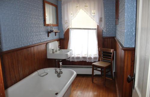 Caratunk Bed & Breakfast | The Sterling Inn