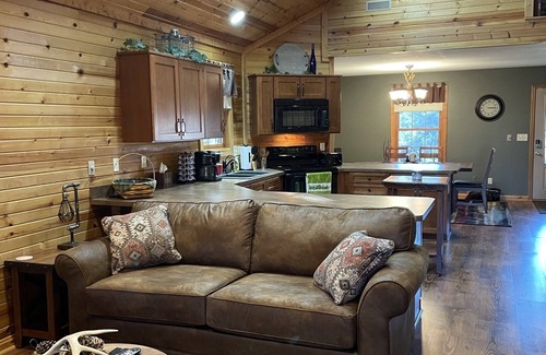 Stoutsville Cabin | “The Stoutsville Cabin” offers you a peaceful and secluded getaway!