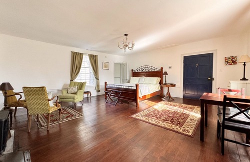 Clarksville Bed & Breakfast | The Sunnyside Sisters Bed and Breakfast