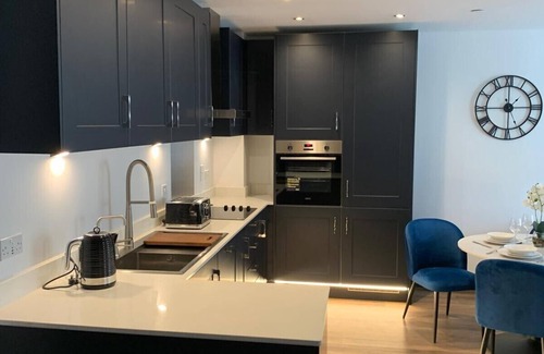 Harlow Apartment | The Sunrise Den-Lovely 2 bedroom apartment/Parking