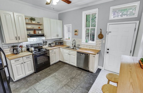 Harrisburg - Hershey House | The Swallow House - 3BR, *HOT TUB*, Midtown HBG