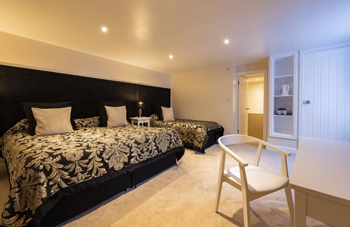 Ozleworth Hotel | The Swan Hotel