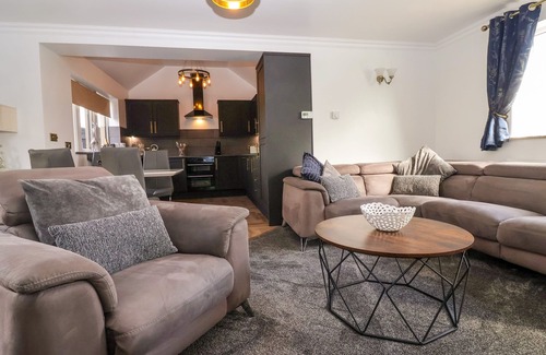 Eshton Cottage | THE SWANS NEST LOCK VIEW, pet friendly, with hot tub in Gargrave