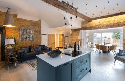 Kelmarsh House | The Talbot - Exclusive Home with Hot Tub
