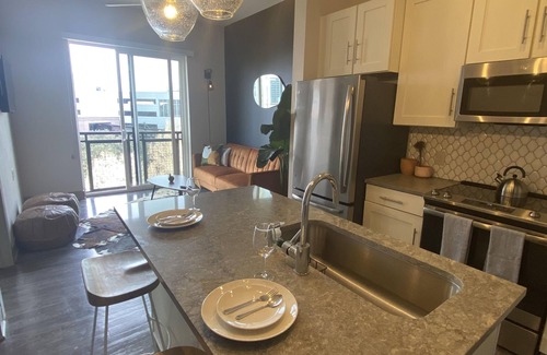 Las Colinas Apartment | The Terracotta, lakeside view & mins from airports