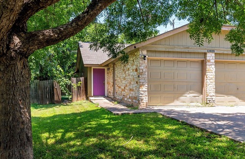 McNeil House | The Texan House, Sleeps 6, Domain ShoppingQ2