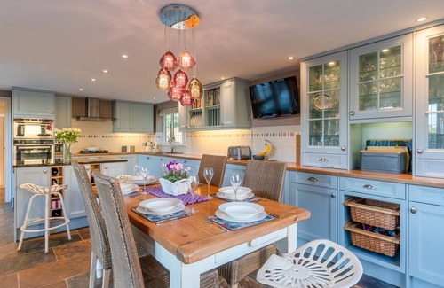 Gotherington Cottage | The Thatch House - sleeps 8 guests in 4 bedrooms