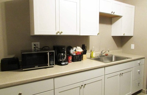 Near Eastside Apartment | ☆The Tiger Suite❤Free parking lot parking☆