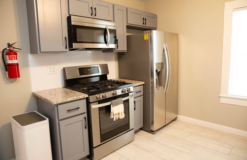 Tomball House | The Tomball House: 2bed 2bath steps away from coffee, dining, and shopping
