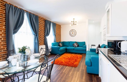 Newcastle-upon-Tyne Apartment | The Toon Saloon at Honeypot House