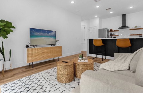 Lake Cherokee Apartment | The Treehouse Lake Davis - Stylish Home Downtown Orlando Tranquil w/Balcony