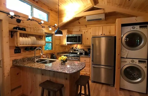 Jamestown Cabin | The Treehouse - TN Honeymoon Cabin - HOT TUB - in BSF!