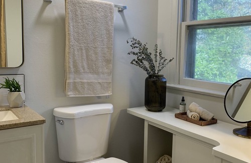 Greater Heights Apartment | the treehouse: w/outdoor hot tub - houston heights