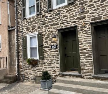 Manayunk House | The Trinity Cottage in Manayunk, Walk to Main Street and Train