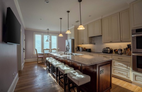 Southwest Raleigh House | The Ultimate Concert and Game Day Getaways – Luxury, Fun & Comfort in the Heart of Raleigh