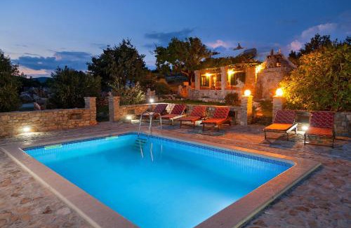 Selca House | The Ultimate Escape - traditional cottage & private pool
