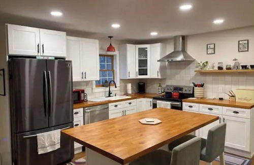 Gardiner House | The Under Ridge Home - 4 Bedroom w/Fireplace