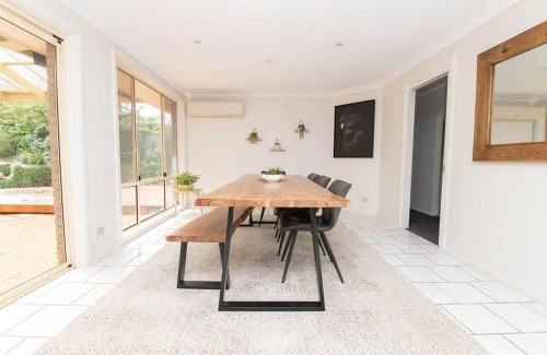 Calare House | The Valerie Gardens - Homely & Cosy, Sleeps 11