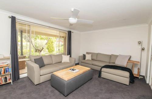 Calare House | The Valerie Gardens - Homely & Cosy, Sleeps 11
