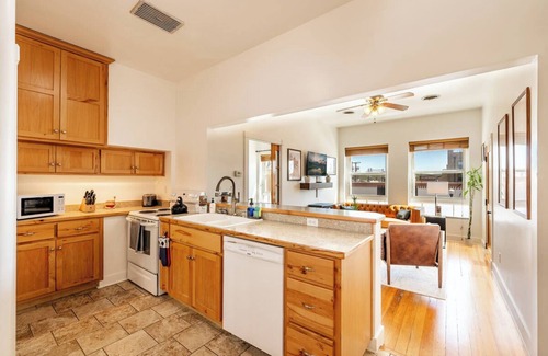 Sheridan Apartment | The Vaquero: King Bed + Downtown View Charm