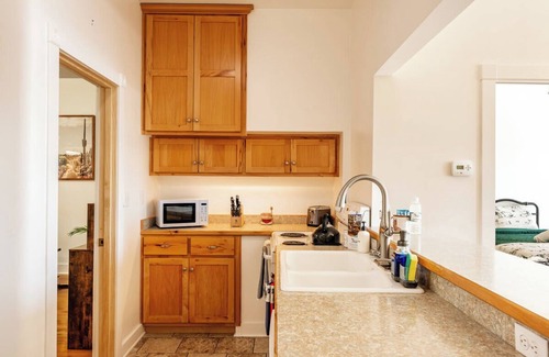 Sheridan Apartment | The Vaquero: King Bed + Downtown View Charm