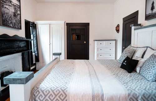 Bandera Other | The Vaquero Motel Farmhouse Suite with the best location in town