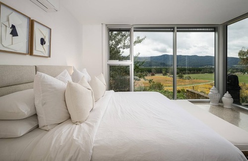 Porepunkah Villa | The Vineyard Residence - Feathertop Winery Private Estate