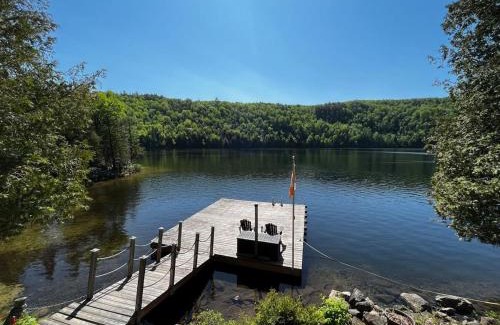 Val-des-Monts Ski Chalet | The Vista - Magnificent waterfront beach & hot tub