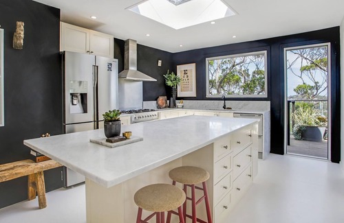 Newport House | The Vista - Sunny designer abode w 180° waterviews