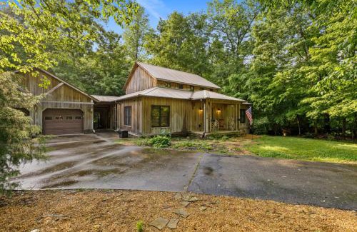 Florence House | The Wagon Wheel Cabin Hot Tub Sleeps 10 Spacious