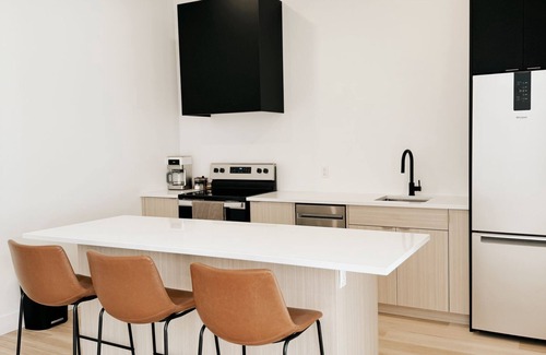Woodstock Apartment | The Waldorf - King