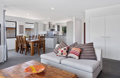 Ruakaka Cottage | The Waterfront Ruakaka - Ruakaka Holiday Home