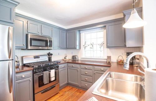 Helmsburg House | The Wayside Cottage