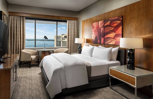 Central Waterfront Hotel | The Westin Harbour Castle, Toronto