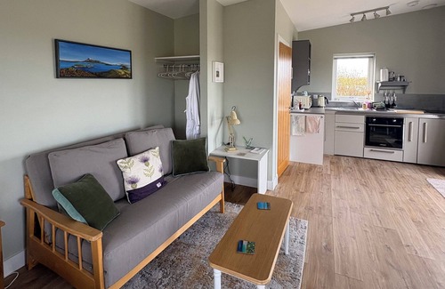North Uist Cottage | THE WHEELHOUSE, romantic, country holiday cottage in Balivanich