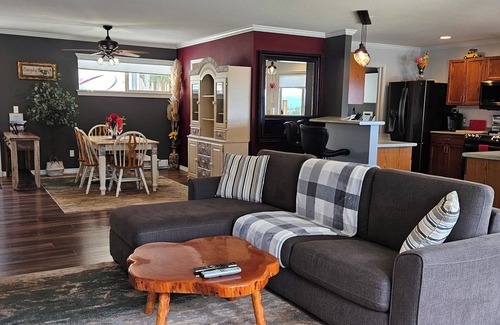 West Sechelt House | "THE WHEELHOUSE" - Luxury Ocean View Vacation Home.