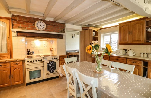 Winshill Cottage | THE WHITE COTTAGE, family friendly, with hot tub in Swadlincote