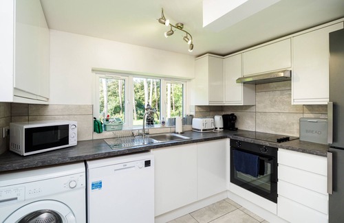 Upper Dicker House | The White Cottage at Gildridge + Private Hot Tub